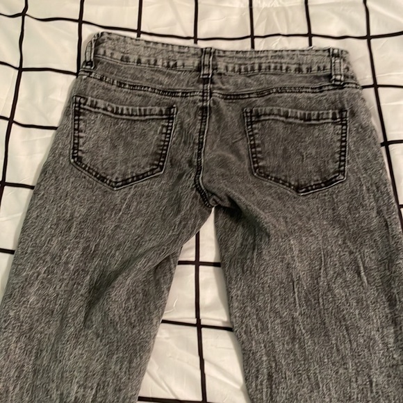 Junior’s low-rise gray jeggings - Picture 2 of 3